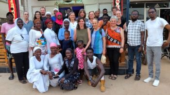 Lehrerteam der "Growing Seeds School" und Reisegruppe des Vereins "Gambia Learn & Grow" beim gemeinsamen Abschlussessen.
