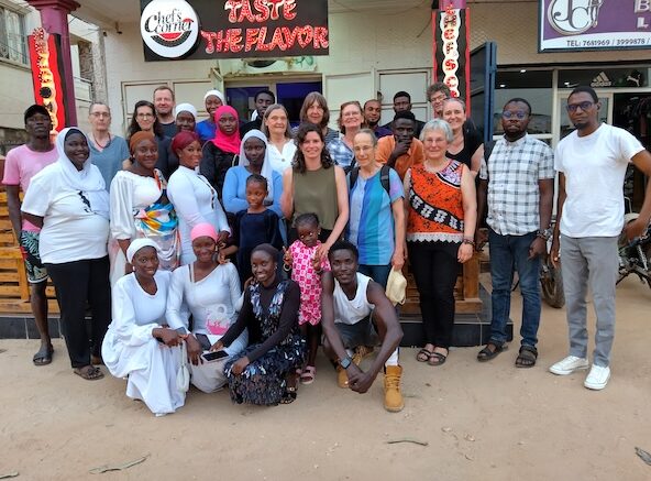 Lehrerteam der "Growing Seeds School" und Reisegruppe des Vereins "Gambia Learn & Grow" beim gemeinsamen Abschlussessen.